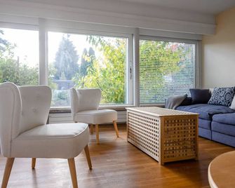 Luxury Apartment With Terrace and Garden Free Parking Smart TV etc - Wittenbach - Wohnzimmer