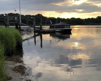 Westport Ma - Beautiful Waterfront Cottage Walk to Vineyard - Westport - Outdoors view
