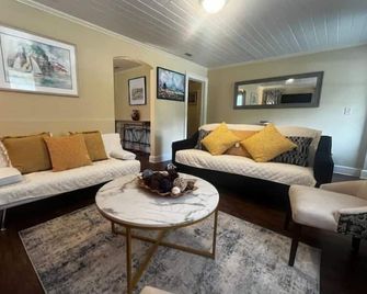Peaceful Private Home Near Vsu, Down Town & Sgmc - Valdosta - Living room
