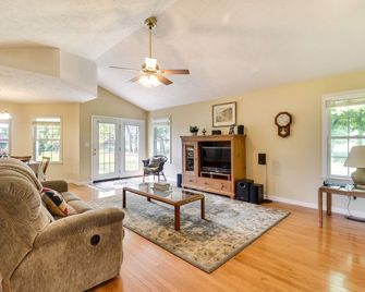 Laptop-Friendly Elkton Home w/ Central A/C! - Elkton - Living room