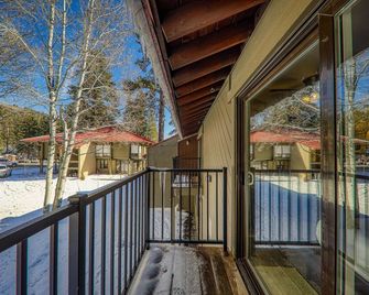 Cozy Studio w/Kitchenette and Balcony #212 at Donner Lake Village - Truckee - Balcón