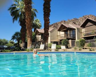 Peaceful Desert Studio Condo near La Quinta & Palm Desert. Tons to do! - Indian Wells - Pool