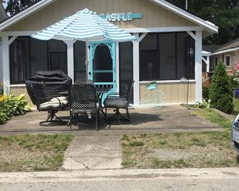 Charming 3 bedroom Sand Castle Cottage Steps to the sandy beach - Crystal Beach - Patio