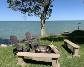 Enjoy the views at this Gorgeous Lakeside Get-away! - Port Hope - Patio