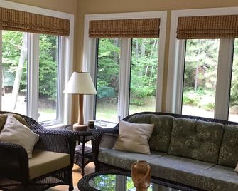 Relax, Unwind & Enjoy Beautiful Lake Muskoka Cottage - Bala - Living room