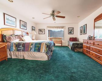 Suite 1 Lynn View Lodge - Haines - Bedroom