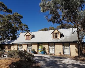 Bronte Manor Wuthering Heights ~ dog friendly - Clare - Edificio