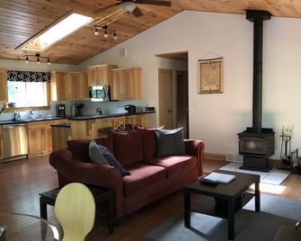 Sandy Bay Cottage - Grand Marais - Living room