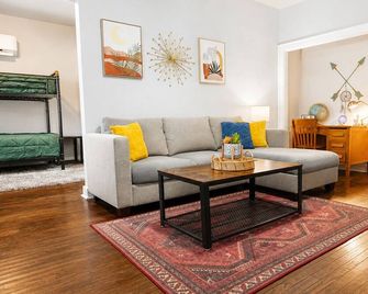 The Charm Chickasha, Fiber Wifi, Washer - Chickasha - Sala de estar