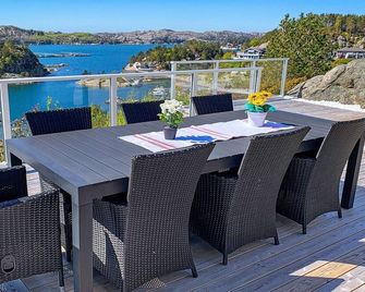 12 Person Holiday Home in Fitjar - Fitjar - Balcony
