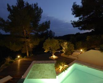 Nice architect house with stunning pine view only 4km from Aix en Provence - Saint-Marc-Jaumegarde - Piscina