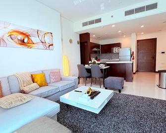Chic 1-bedroom apartment in marvelous Manama with AC, WiFi, fitness room - Manama - Salon