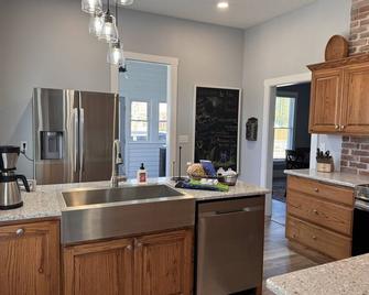 Historic home with modern amenities located in the heart of downtown Vincennes. - Vincennes - Küche