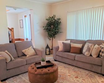 Charming Nauvoo Farmhouse - 1 mile from Nauvoo Temple - Nauvoo - Sala de estar
