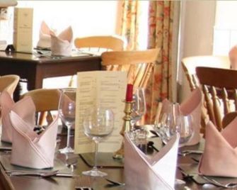 OYO Rose & Crown Hotel - Leyburn - Ravintola