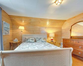 Private Dock + Screened Porch: Echo Lake Cabin - Mercer - Bedroom