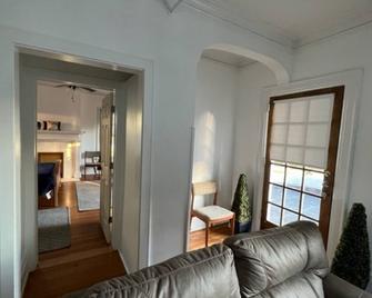 Grand Old White Riverfront - Charleston - Living room