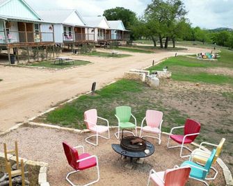 Near River Deluxe King Suite w/Carport #5 - Kerrville - Patio