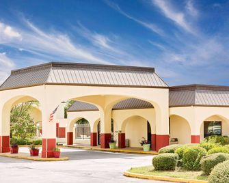 Days Inn & Suites by Wyndham Starkville - Starkville - Gebouw