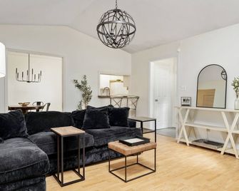 Clean Cozy 2 Bedroom Condo Nestled Near All Things Birmingham 280 Area - Birmingham - Sala de estar