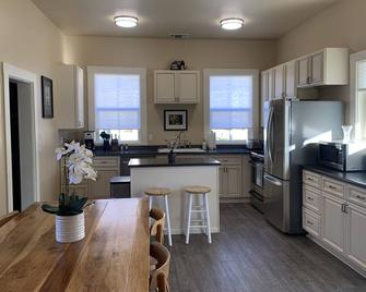 Blue Mist Victorian, 5 Bedroom 2 bath Gem - Eureka - Kitchen