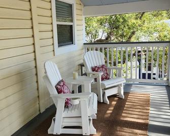 2 Bedroom Apt Overlooking Dunedin Town Square No Kids, No Pets - Dunedin - Balcony