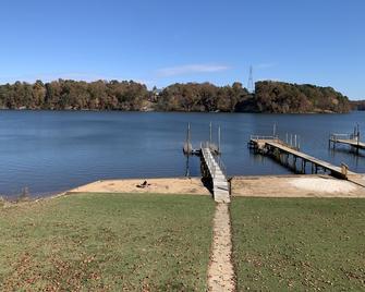 Beautiful lakefront home W/Breathtaking view - Claremont - Beach