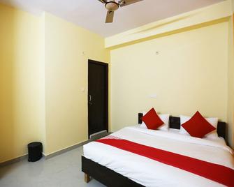OYO 35661 Om Residency - Sūrajpur - Bedroom