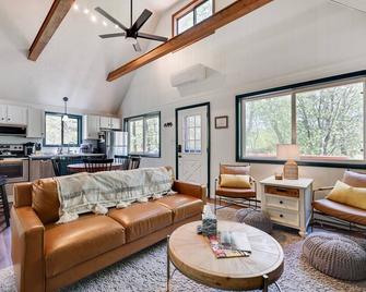 Cozy Home w/Hot Tub close to Ski & Water parks! - Long Pond - Living room