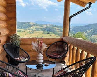 Sub Stele Chalets-Relaxare Totala Langa Brasov - Ghimbav - Balcón