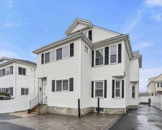 Tufts 2 Bed & Office - Free Parking - Medford - Building