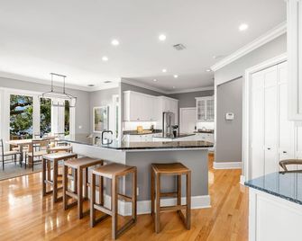 Bayshore Breeze! Private gated waterfront home in south Tampa. - Tampa - Cuisine