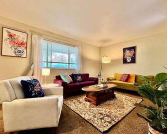 Nice Place for the Budget Conscious - Middletown - Living room