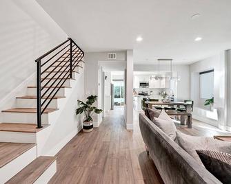 Absolutely Spectacular Newly Remodeled 5mi Disney - Fullerton - Living room