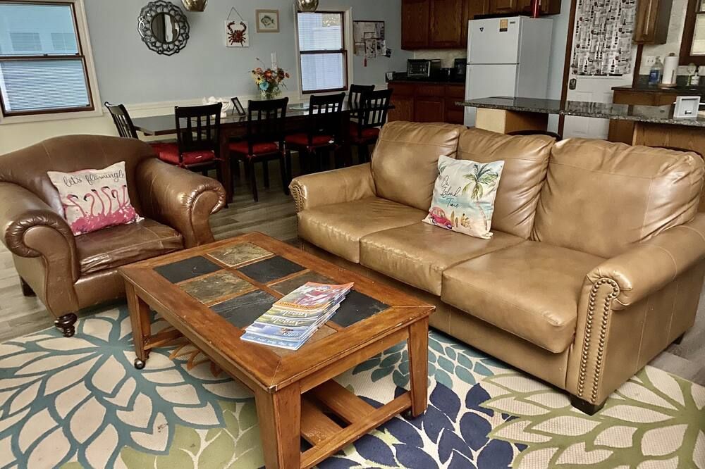 5 Bedroom Lake Access House and Entertainment Bldg - Fremont - Living room