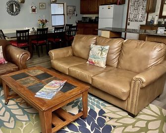 5 Bedroom Lake Access House and Entertainment Bldg - Fremont - Living room