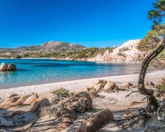 Hotel Nibaru - Arzachena - Plage