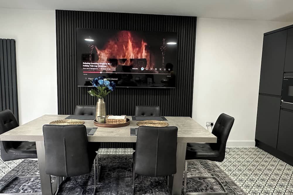 Luxurious New Home Near Airport - Rostherne - חדר אוכל