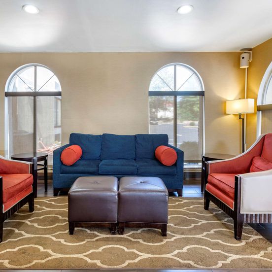 Lounge view of Comfort Inn Edison - New Brunswick