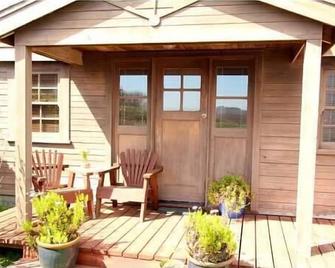 Private Cozy Cottage In The Heart Of Mendocino Village - Mendocino - Patio