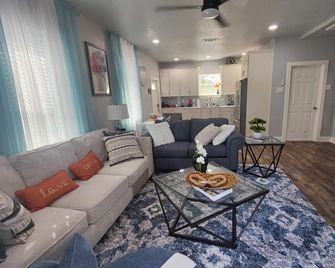 Family-friendly stand alone apartment in a peaceful Suburb . - Burleson - Sala de estar