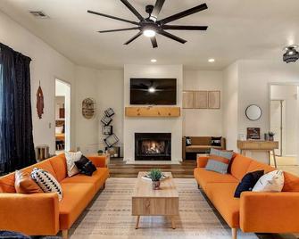 The Woodbriar, close to Hard Rock Casino, downtown Tulsa/BOK + patio w/fire pit - Catoosa - Living room