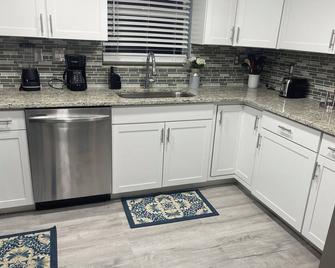 Dainty 1-bedroom apartment in brilliant Fort Myers with WiFi, AC - Fort Myers - Cucina