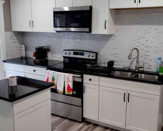 Cozy 2-bedroom apartment in phenomenal McDonough with AC, WiFi - McDonough - Kitchen