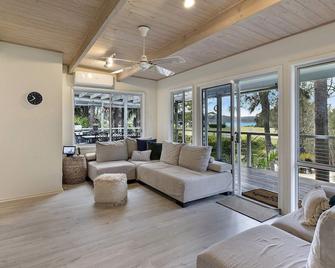 Palm Cove Retreat - Ettalong beach - Σαλόνι
