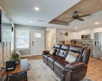 Lake Conroe Vacation Rental half Mi to Boat Launch! - Willis - Living room