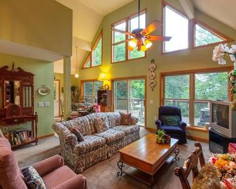Caribou Lodge: Three Story Custom Mountain Home just Minutes from Lake Glenville Boating - Cullowhee - Living room
