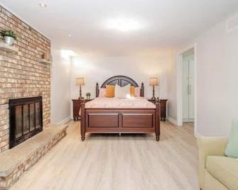 Cozy 2 bedroom apartment-14 min to Pearson airport - 米西索加 - 臥室