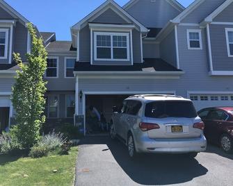 Elegant Town Home Middletown suburb close to city - Middletown - Building