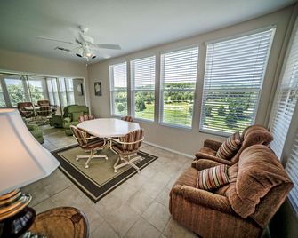 Thousand Hills Golf Resort - ברנסון - סלון